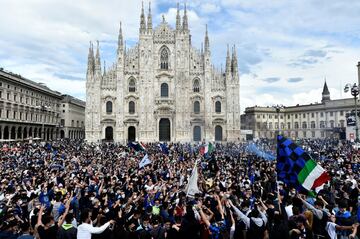 Cientos de personas, sin ninguna distancia de seguridad, celebran en la Piazza Duomo de Milán el campeonato de la liga italiana.