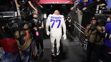 GLENDALE, ARIZONA - DECEMBER 13: Andrew Whitworth #77 of the Los Angeles Rams walks off the field after a win against the Arizona Cardinals at State Farm Stadium on December 13, 2021 in Glendale, Arizona. Christian Petersen/Getty Images/AFP
== FOR NEWS