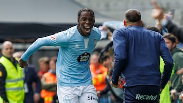 Ilaix Moriba, centrocampista del Celta, celebra con su compa?ero Borja Iglesias el tanto anotado contra el Sevilla.