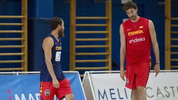 Estados Unidos. Sergio Rodríguez y Pau Gasol hablan durante un entrenamiento de la Selección.