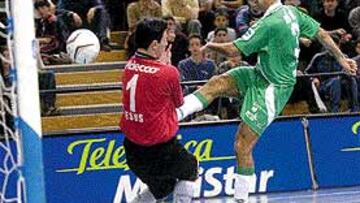 <b>EL 3-0.</B> Dé empalmó así ante Jesús y el balón acabó en las redes.