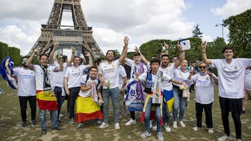 Aficionados del Real Madrid a los pies de la Torre Eiffel el s&aacute;bado en Par&iacute;s antes de la final de la Champions.