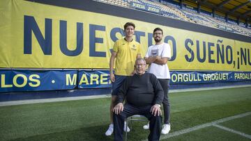 VILA-REAL (CASTELL&Atilde;N) 21/05/2021
 EL FUTBOLISTA DEL VILLARREAL FC PAU TORRES CON SU ABUELO Y SU HERMANO JORDI EN EL ESTADIO DE LA CER&Atilde;MICA
 FOTOS ANGEL SANCHEZ
 