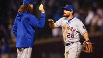 Daniel Murphy y Jacob deGrom celebran el tercer triunfo en la Serie de Campeonato Nacional de los Mets sobre los Cubs.