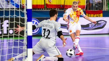 Miguelín dispara ante André Sousa durante la final del Europeo de Fútbol Sala 2018 entre España y Portugal.