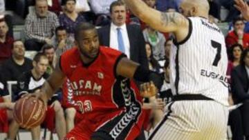 El p&iacute;vot del UCAM Murcia Marcus Lewis controla el bal&oacute;n ante Rakovic, ala-p&iacute;vot del Uxue Bilbao.