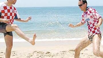 <b>CALENTAMIENTO DE LOS HINCHAS CROATAS</b>. Tras el insulso empate frente a Suiza en el primer partido, la hinchada de Croacia se calentaba ayer en una playa portuguesa a la espera del importante choque de hoy frente a Francia, la actual campeona.