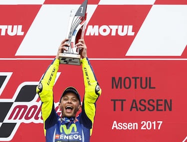 Il Dottore alza el ttulo de vencedor del GP de Holanda.