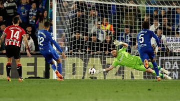 GETAFE, 03/05/2024.- El guardameta del Athletic Club, Unai Simón, detiene el lanzamiento desde el punto de penalti por parte del delantero inglés del Getafe, Mason Greenwood, durante el encuentro correspondiente a la jornada 34 que Getafe y Athletic Club disputan hoy viernes en el Coliseum de Getafe. EFE / Sergio Pérez.
