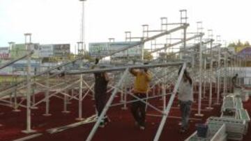 Varios operarios colocan gradas supletorias en el estadio Romero Cuerda de Villanueva de la Serena.