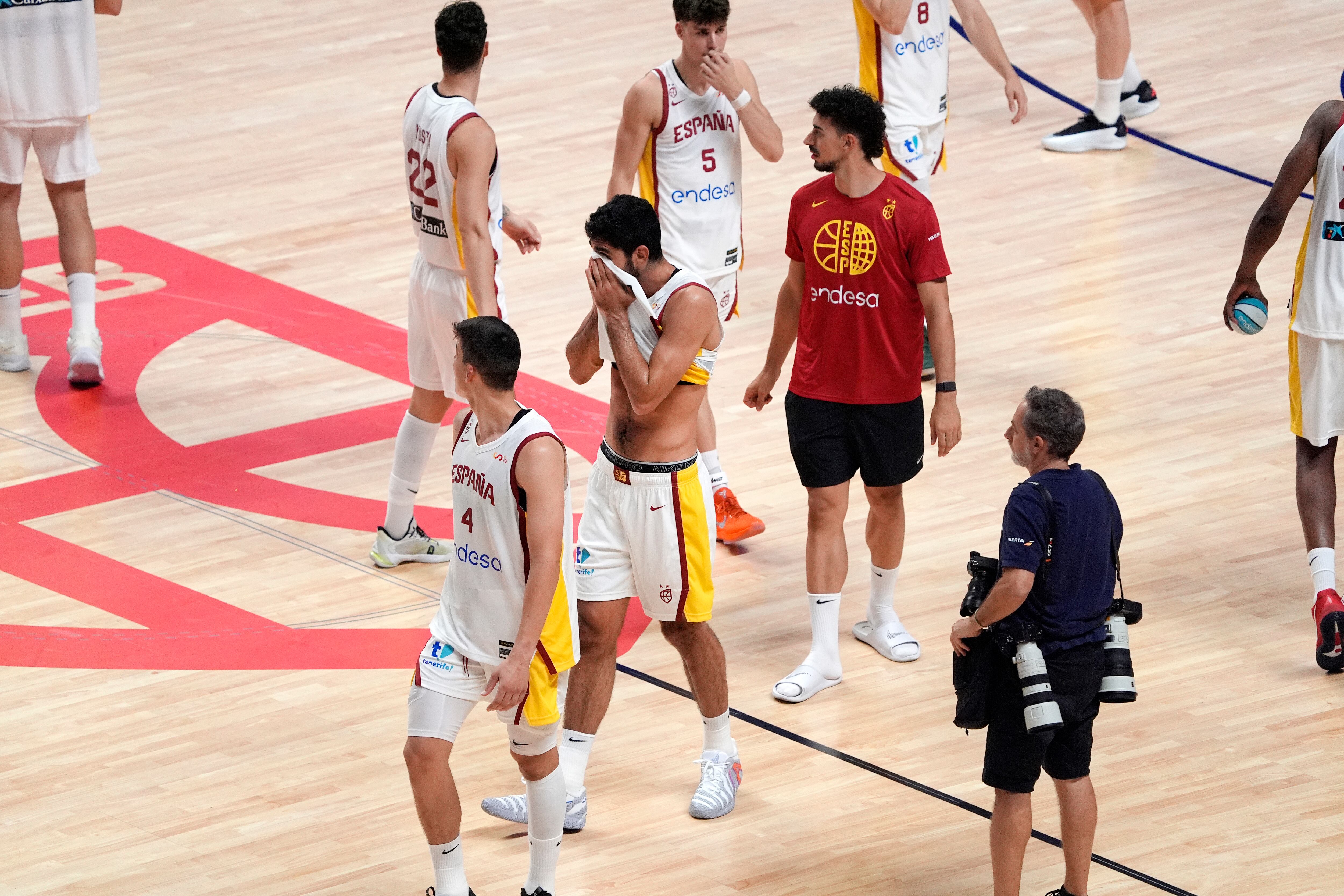 España se lía en su estreno