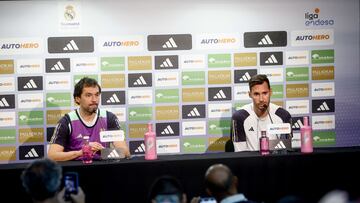 El alero del Real Madrid, Rudy Fern¨¢ndez (d) y el escolta Sergio Llull (i) durante la rueda de prensa este martes en el Wizink Center de Madrid antes de su amistoso contra los Dallas Mavericks.