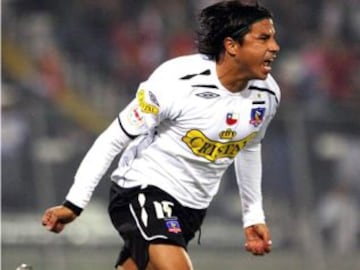 En 2008, ficha por Colo Colo a la edad de 34 años. Con los albos, ganó el Clausura de ese año.