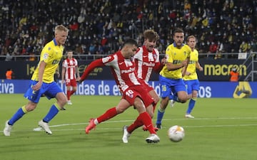 Correa marca el 0-3 al Cádiz. 