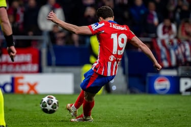 Julián Alvarez, del Atlético de Madrid, patea el penalti, que posteriormente fue anulado durante el partido de vuelta de los octavos de final de la UEFA Champions League 2024/25 entre el Atlético de Madrid y el Real Madrid. Hubo una gran polémica porque el toque fue mínimo, la controversia fue tal que la IFAB terminó emitiendo una circular (en junio de 2025) para "blindar" estas situaciones, aclarando que un doble toque involuntario que termine en gol debe repetirse, evitando así que una interpretación rígida o errónea del "movimiento claro" vuelva a eliminar a un equipo. En definitiva la acción se aplicó mal bajo el reglamento vigente en ese momento.
