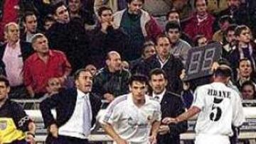 UN MOMENTO QUE ENCRESPÓ AL BERNABÉU. Zidane fue sustituido en el minuto 82 por Morientes. El público no entendió este cambio.