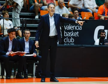 Pedro Martínez dirige a su equipo.