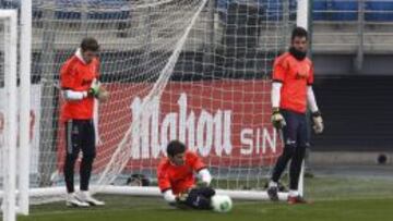 Casillas, ayer, antes de parar un disparo ante la mirada de Jes&uacute;s y Ad&aacute;n.