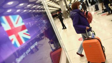 Viajeros en la zona de llegadas de la terminal T4 del Aeropuerto Adolfo Su&aacute;rez Madrid-Barajas, un d&iacute;a antes de la suspensi&oacute;n de los vuelos procedentes de Reino Unido, en Madrid (Espa&ntilde;a), a 21 de diciembre de 2020. El Gobierno h