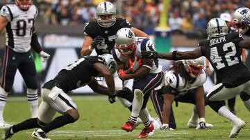 MEXICO CITY, MEXICO - NOVEMBER 19: Dion Lewis #33 of the New England Patriots runs with the ball against the Oakland Raiders during the second half at Estadio Azteca on November 19, 2017 in Mexico City, Mexico.   Buda Mendes/Getty Images/AFP
 == FOR NEWSPAPERS, INTERNET, TELCOS &amp; TELEVISION USE ONLY ==
