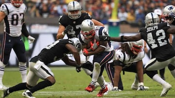 MEXICO CITY, MEXICO - NOVEMBER 19: Dion Lewis #33 of the New England Patriots runs with the ball against the Oakland Raiders during the second half at Estadio Azteca on November 19, 2017 in Mexico City, Mexico.   Buda Mendes/Getty Images/AFP
 == FOR NEWSPAPERS, INTERNET, TELCOS &amp; TELEVISION USE ONLY ==