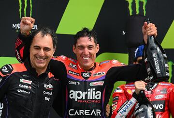 Aleix Espargaró celebra en el podio la victoria con su director técnico, Romano Albesiano. 
