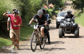 El ciclista estadounidense Lance Armstrong a su paso por la localidad de Jacó.