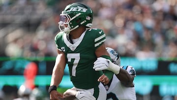 The New York Jets are 0-7, and owner Woody Johnson was critical of QB Justin Fields, but head coach Aaron Glenn has jumped to his players defense.