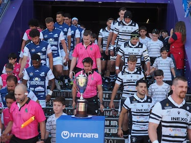 Salida al terreno de juego de ambos equipos durante la final de Copa del Rey 2025 de rugby.