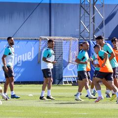 El Málaga, con su afición irritada, recibe a un Antequera con opciones de Copa