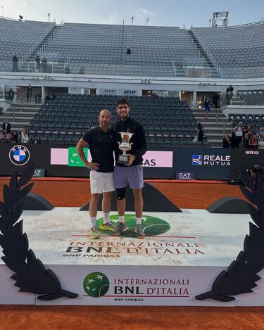 Carlos Alcaraz junto a Alberto Lledó, preparador físico del tenista de El Palmar.
