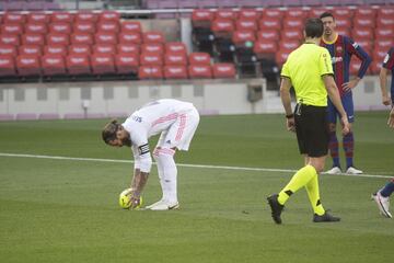 ¡Penalti a favor del Madrid! el colegiado ha pitado la falta de Lenglet en el área sobre Ramos tras ver la jugada en el monitor del VAR