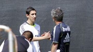 Ángel di María estrecha la mano de Mourinho.