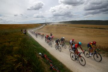 Toms Skujins de Trek y Cedric Beullens de Lotto Dstny durante la novena etapa del Tour de Francia.