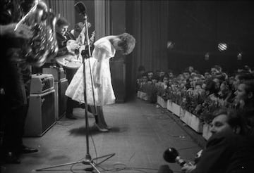 Brenda Lee performs on stage at the Star Club in 1962 in Hamburg, Germany. (Photo by Peter Brüchmann/K & K Ulf Kruger OHG/Redferns)