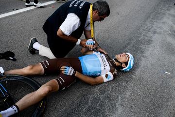 Un médico revisa el hombro del francés Axel Domont después ser atrapado en una caída masiva en los últimos kilómetros de la cuarta etapa.