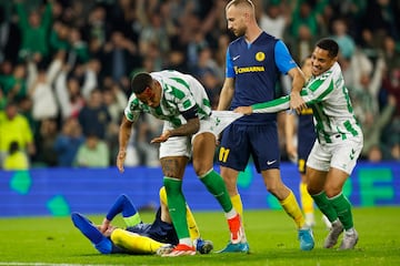 El defensa del Betis Natan, celebra su gol  a pesar del choque con Zec que le ha provocado una brecha.