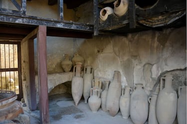 Esta antigua ciudad romana fue sepultada por la erupción del Vesubio en el año 79 d.C. y, junto a Pompeya y Oplontis, es Patrimonio de la Humanidad de la UNESCO. Como quedó enterrada bajo una mezcla de ceniza y lodo volcánico, está perfectamente conservada con muebles e incluso alimentos intactos, por lo que resulta un testimonio único de cómo era la vida en la Antigua Roma.