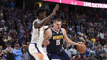YGH01. DENVER (EE.UU.), 20/10/2018.- El jugador de los Nuggets Nikola Jokic (d) en acci&oacute;n ante Deandre Ayton (i) de los Suns hoy, s&aacute;bado 20 de octubre de 2018, durante el juego de baloncesto de la NBA entre los Denver Nuggets y los Phoenix Suns, en el Pepsi Center, en Denver (EE.UU.). EFE/Todd Pierson