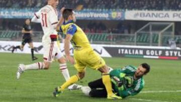 Diego Lopez evita una de las jugadas claras del Chievo Verona.