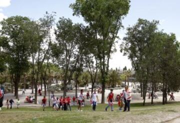 Mucha fiesta y alegría en las instalaciones de la Pradera de San Isidro donde se concentró la afición del Sevilla.