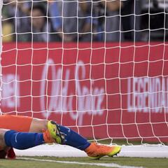 La divertida broma de Medel tras su golpe con el arco en la final