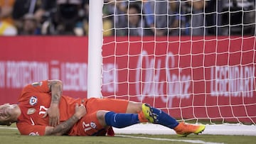 Gary Medel se golpe&oacute; duramente con el p&oacute;rtico al tratar de evitar el gol de Higua&iacute;n en la final. 