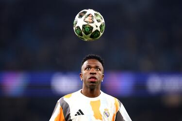 Concentración plena de Vinicius en el calentamiento previo.