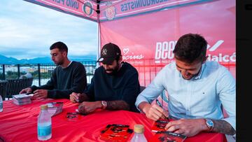 Raíllo y Samu Costa, jugadores del RCD Mallorca, en el 70 aniversario de la Peña Arrabal.