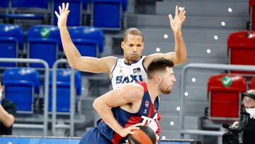 El alero estadounidense del Baskonia Alec Peters, y el pívot dominicano del Manresa Eulis Báez, en un momento del partido correspondiente a la octava jornada de la Liga Endesa de baloncesto disputado este miércoles en la cancha del pabellón Fernando Buesa de Vitoria