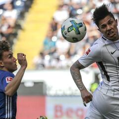 Carlos Salcedo regresó a la titularidad en triunfo del Eintracht