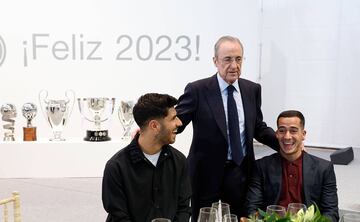 Florentino Pérez saludando a Marco Asensio y Lucas Vázquez.