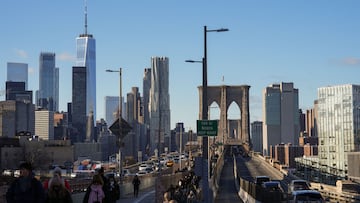 Dos vecinos decidieron actuar ante el abandono y terminaron retirando cientos de kilos de desechos de uno de los puentes más famosos del mundo. REUTERS/Adam Gray