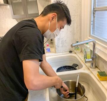 Wu Lei, haciendo tareas del hogar.
